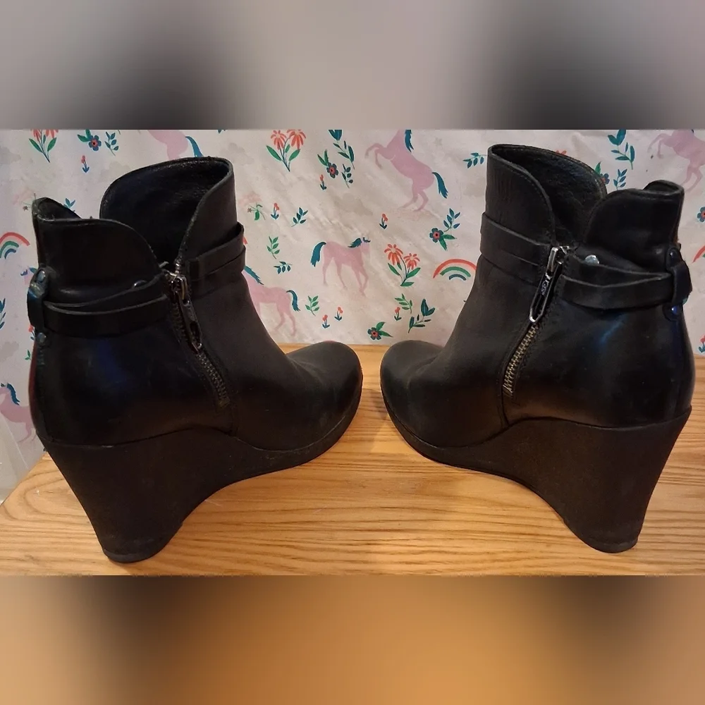 EUC UGG Alexis Black Leather Moto Goth Wedge Platform Bootie Boot Shoe SZ 9